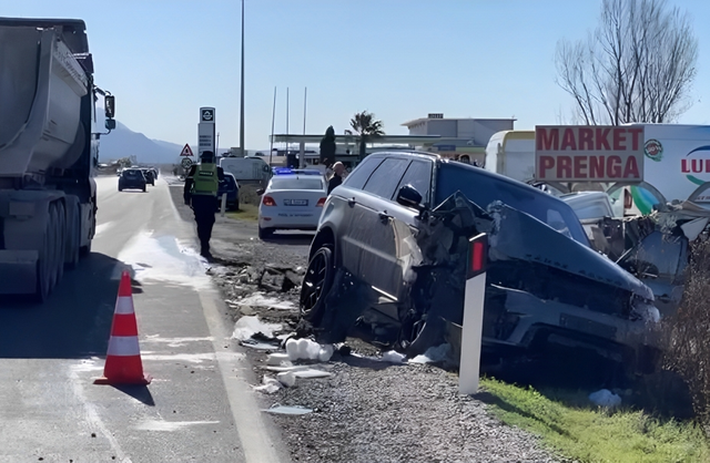 Përplasen makinat në aksin rrugor Lezhë-Laç, bllokohet trafiku