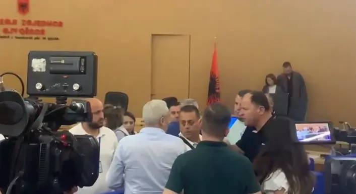 “Ore qafir m*ti, mos provoko”! Momenti kur Maliqi “kacafytet” për votat (VIDEO)