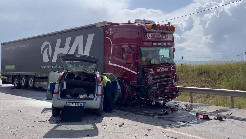 Vdes në aksident punonjësi i policisë. Nga përplasja me trajlerin makina bëhet copë-copë