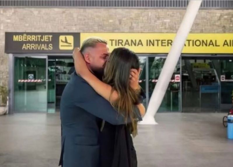 Luizi rikthehet në Shqipëri, Kiara e surprizon në aeroport