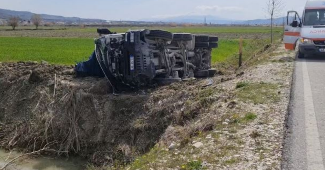 Përmbyset kamioni! Dy të plagosur në “pikë të mëngjesit”