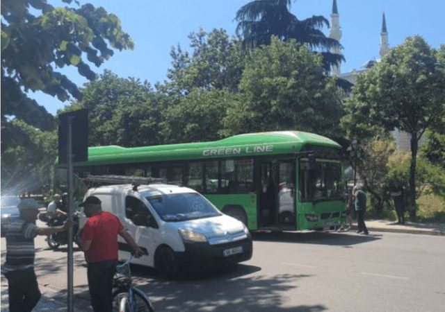 Autobusi i Unazës përplaset me motorin, plagoset 12-vjeçari