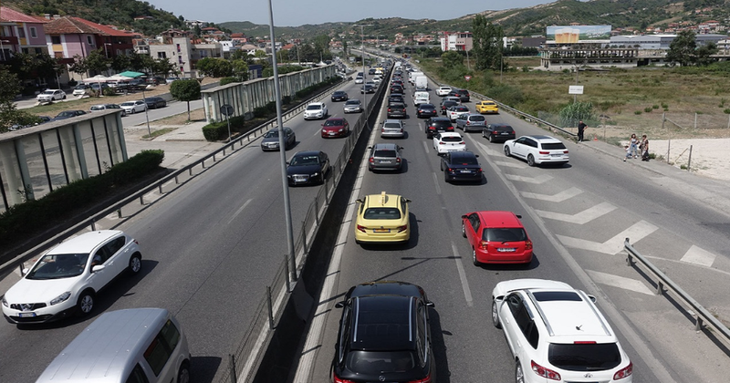 ‘Nami’ në autostradën Tiranë- Durrës, bllokohet totalisht qarkullimi