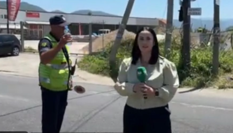 Video/ Në gatishmëri gjatë temperaturave ekstreme, gazetarja e njohur bën gjestin e veçantë ndaj policit