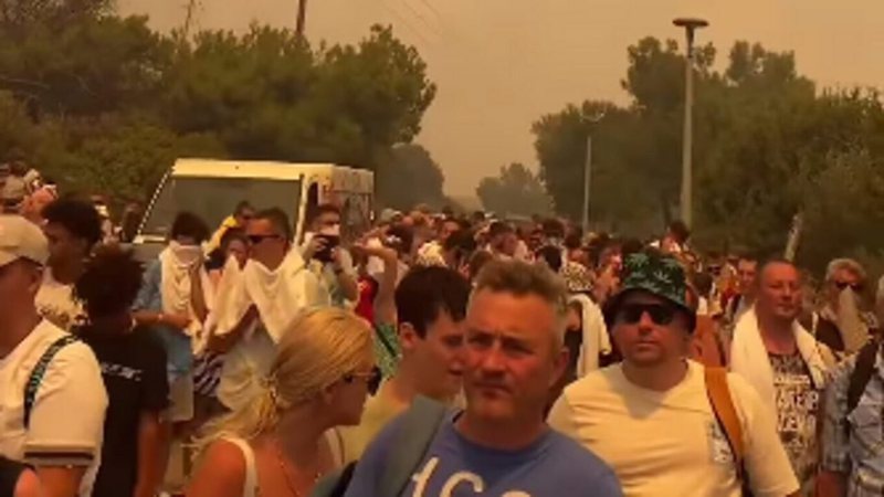 Zjarri në Greqi del jashtë kontrollit, hapen kampet për të strehuar turistët dhe banorët e evakuuar (Video)