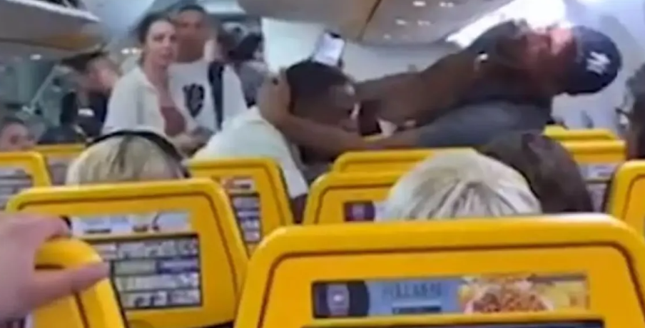 “Do ulem unë afër dritares”, plas sherri në avion mes pasagjerëve (VIDEO)