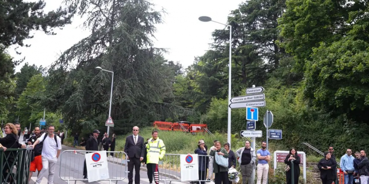 Mbahet funerali i adoleshentit të vrarë në Paris