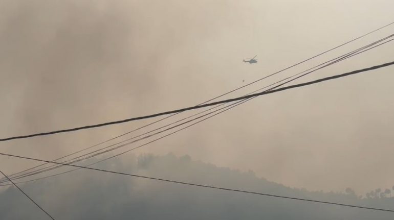 Disa fshatra të Fierit nën “pushtetin” e flakëve, helikopteri ‘Cuagar’ i bashkohet forcave zjarrfikëse për shuarjen e vatrave