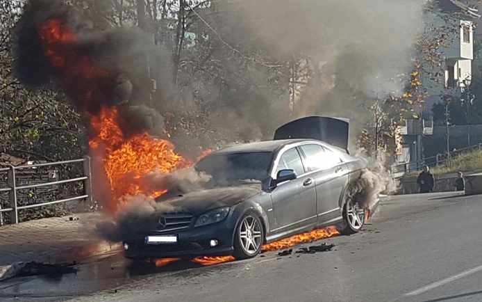 Merr flakë automjeti në lëvizje në Tiranë, policia jep detajet e para nga ngjarja