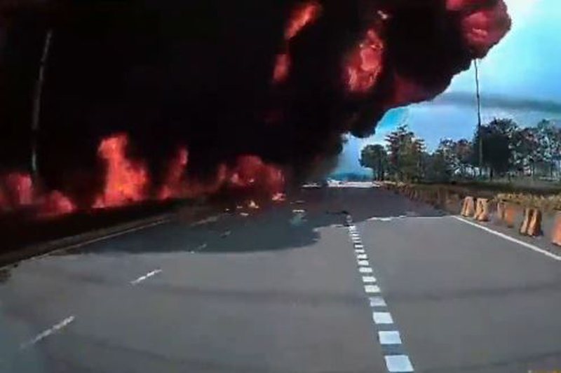 Rrëzohet një avion i vogël pranë një autostrade, raportohet për 9 të vdekur