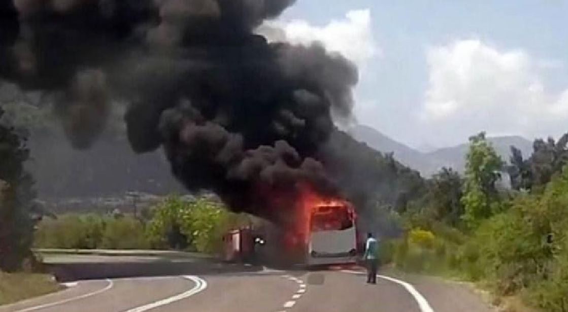 I fundit! Shpërthen në flakë një autobus me turistë në Greqi