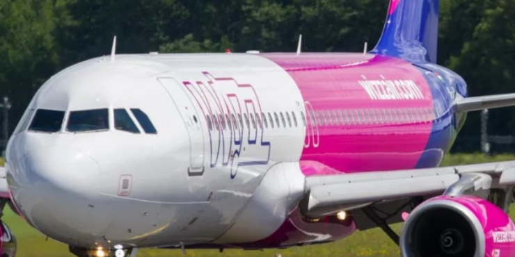 Wizz Air nxjerr pasagjerët me policë nga avioni pasi shiti më shumë bileta se vende