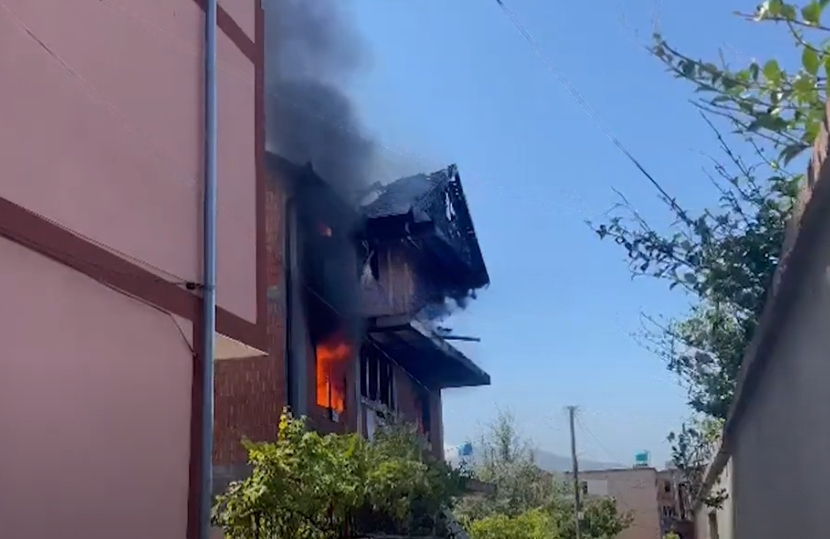 Përfshihet nga flakët vila 3 katëshe në Kukës, rrezikohen dy të moshuarit