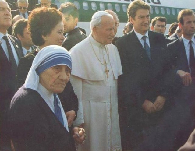 “I fola shqip”/ Regjisori rrëfen kujtimet me Nënë Terezën: Çfarë bëri kur shkoi tek varri i Enver Hoxhës