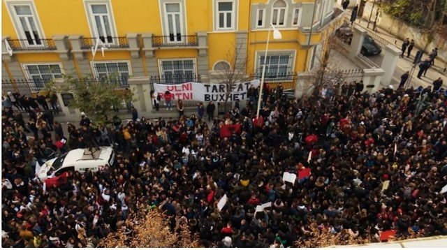 U diplomuam pa pakt, në fakt”, studentët mblidhen dhe marshojnë drejt MAS, ja kërkesat e tyre