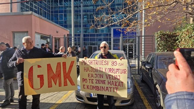 “Po të zënë hakat e Kombinatit”, qytetarët protestë para SPAK-ut, kundër kryebashkiakut të Tiranës