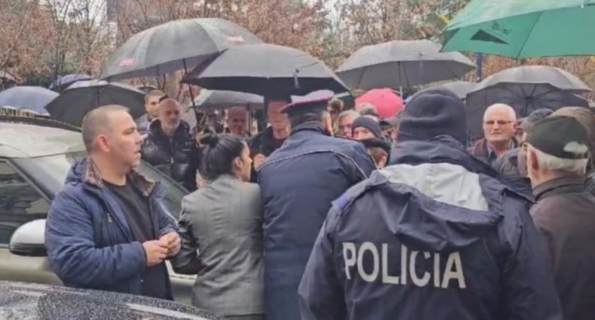 Tensione tek protesta e opozitës te bashkia e Tiranës pasi policia hapi rrugën për makinat