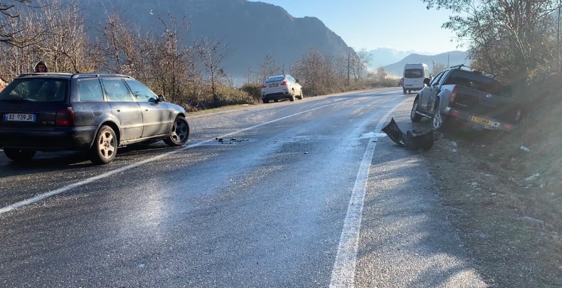 Dy automjete përplasen si pasojë e ngricave, plagoset një person