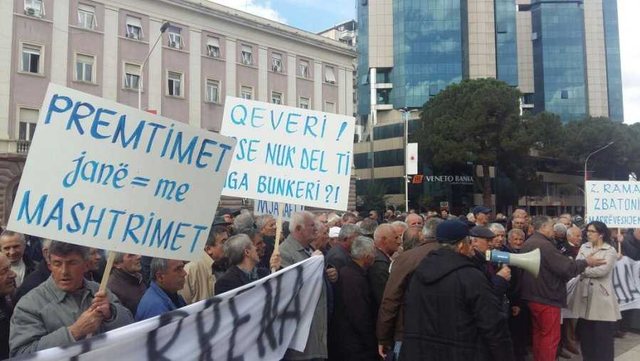 Minatorët protestojnë përpara Kryeministrisë, kërkojnë status të veçantë dhe pensione dinjitoze