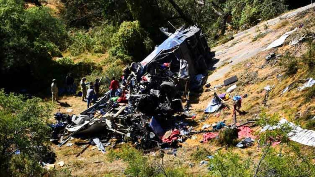 TRAGJIKE! Dhjetëra pasagjerë VDESIN pas një aksidenti me autobus