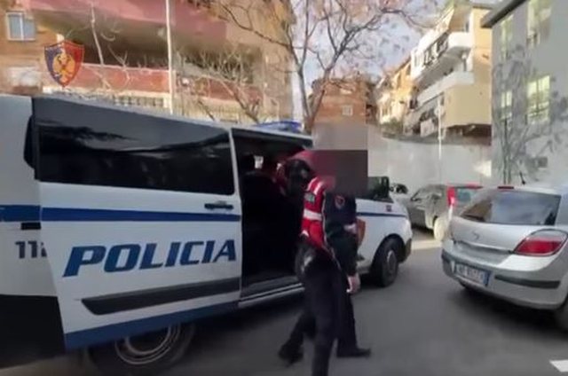 U nervozuan kur i ndaloi policia në Tiranë, çfarë u gjetën efektivët dy të rinjve