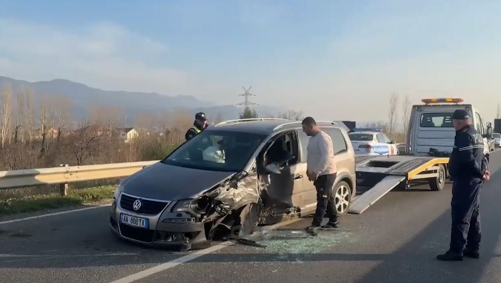 Përplasen dy automjete në aksin Lezhë-Laç/ Plagosen dy persona, mes tyre një grua