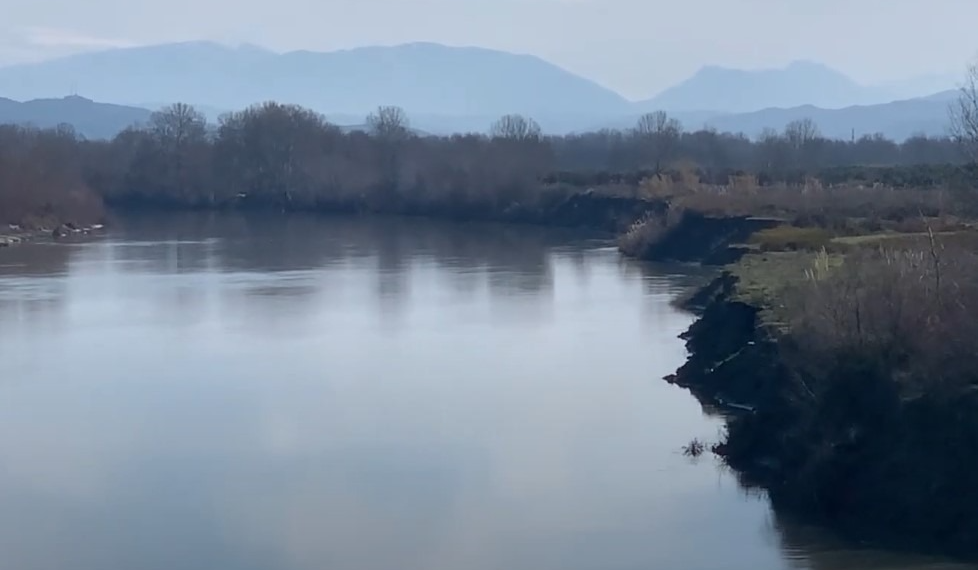 Erozioni në Vjosë, zhduken 60 hektarë tokë bujqësore në Novoselë, banorët kërkojnë marrjen e masave