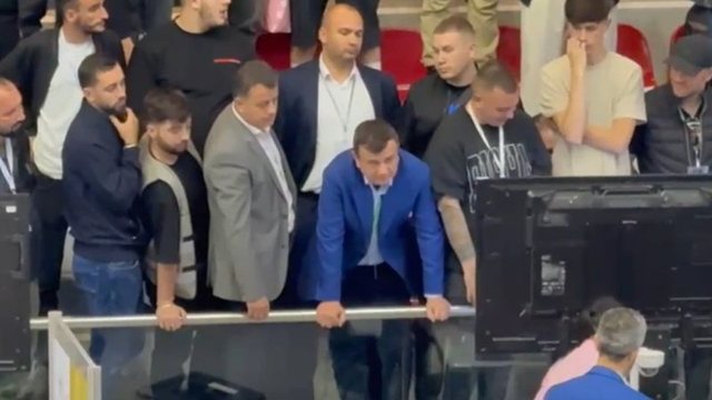 Celibashi u bën foto dhe i kap ‘mat’, Noka dhe Balla, ironi teksa ndjekin nga afër numërimin e votave të Greqisë: O Flamur, vetëm sherr do
