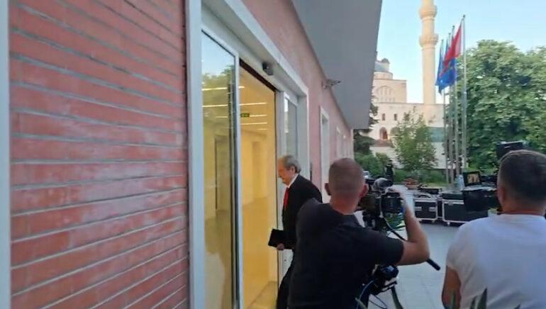 A do ketë dorëheqje? Berisha hyn në selinë e PD, çfarë pritet të ndodhë