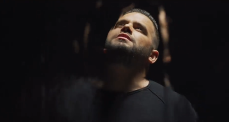Flor Mumajesi lë pas problemet, rikthehet në tregun muzikor! Artisti pezullon koncertin..