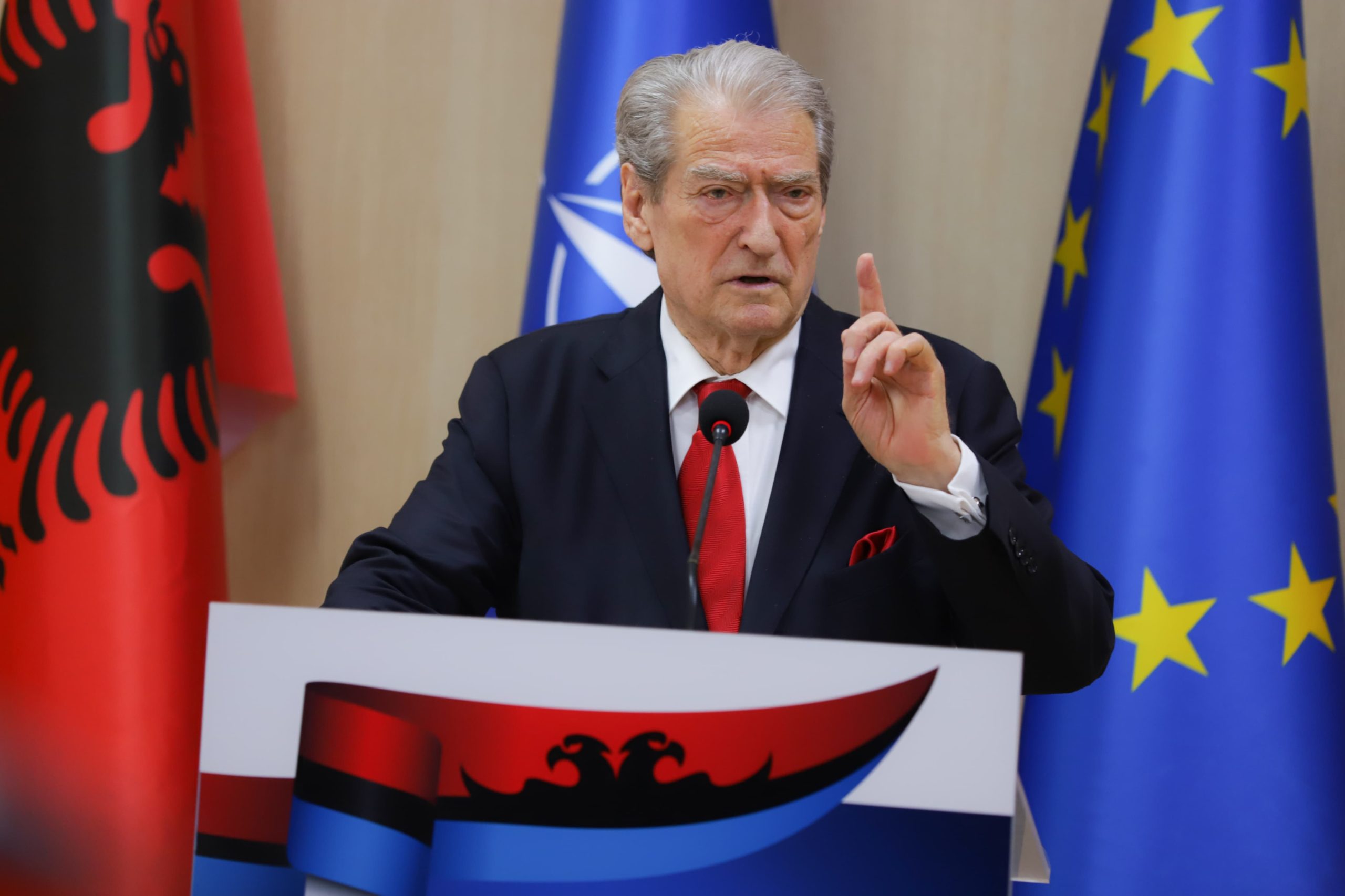 Paralajmëroi protestë ditën kur Rama pret Samitit të Komunitetit Politik Europian, Berisha zbulon sloganin: Ja vendi dhe ora kur do të zhvillohet
