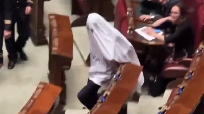 Deputeti italian vishet si fantazmë në Parlament, përjashtohet nga salla (Video)