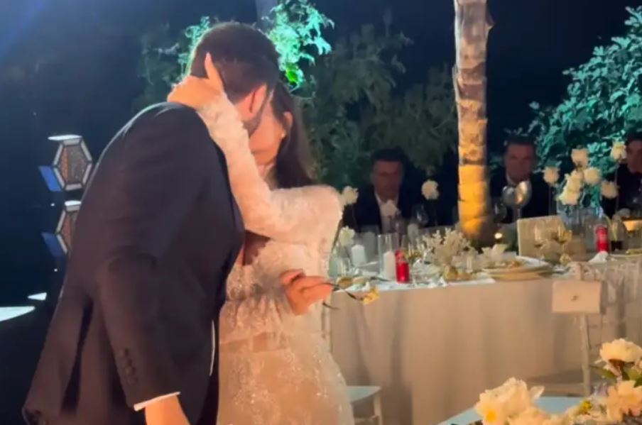 Në një ceremoni përrallore, këngëtarja shqiptare i jep fund beqarisë