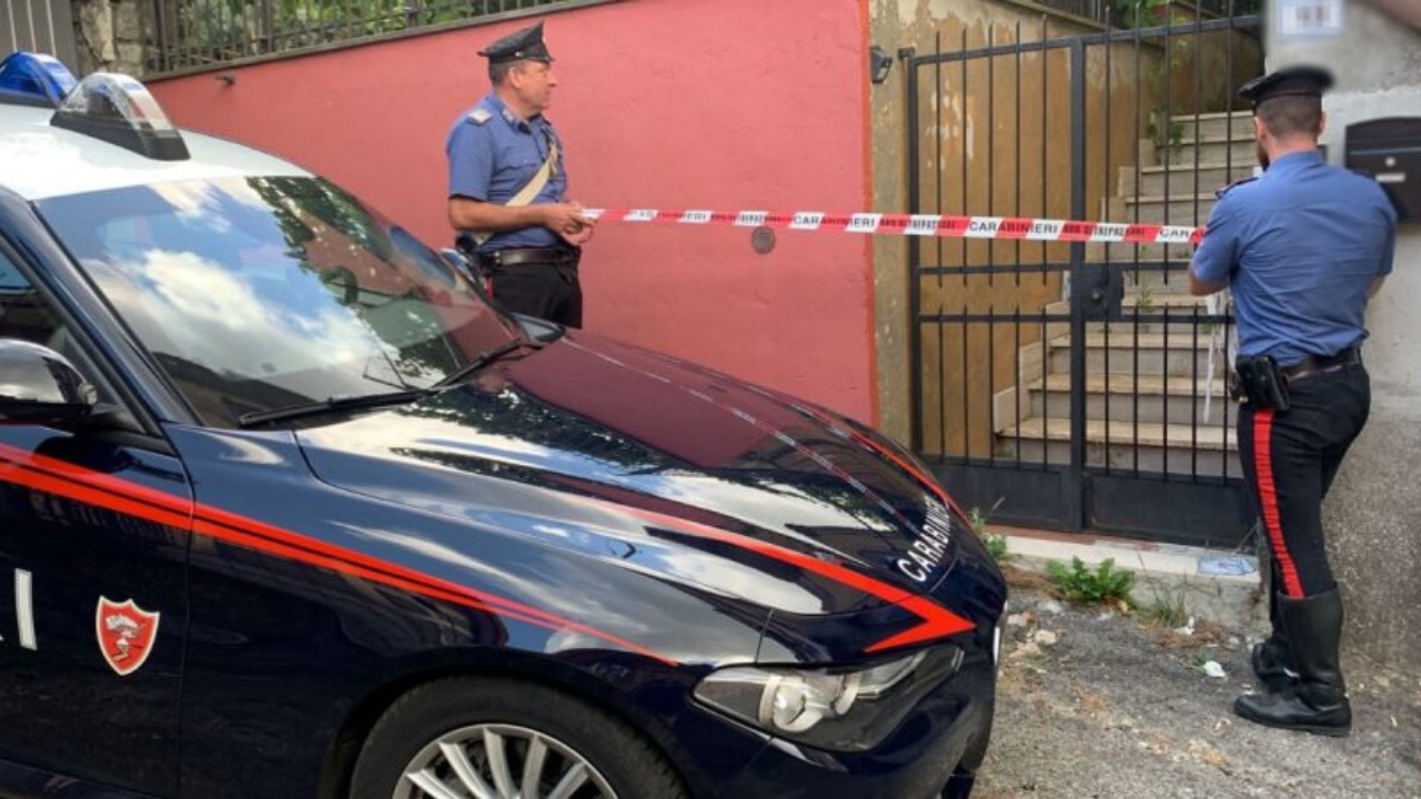 “Ka vdekur”/ Shqiptari në Itali dh*non gruan, e mbështjell me tapet dhe tenton ta hedhë nga ballkoni