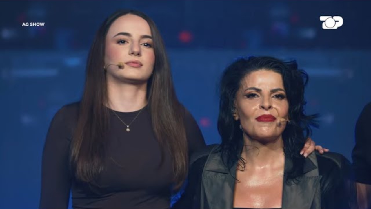 Moment prekës dhe emocionues, vajza e Dr. Florit ngjitet në skenë me këngën e babait të ndjerë(VIDEO)
