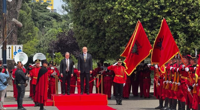 Samiti Europian/ Vizita e parë e një kryeministri britanik në Shqipëri, Keir Starmer pritet nga Rama (Video)
