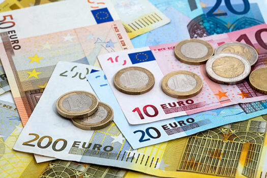 Këmbimi valutor/ Çfarë po ndodh me monedhat e huaja? Me sa po blihen dhe shiten dollari dhe euro