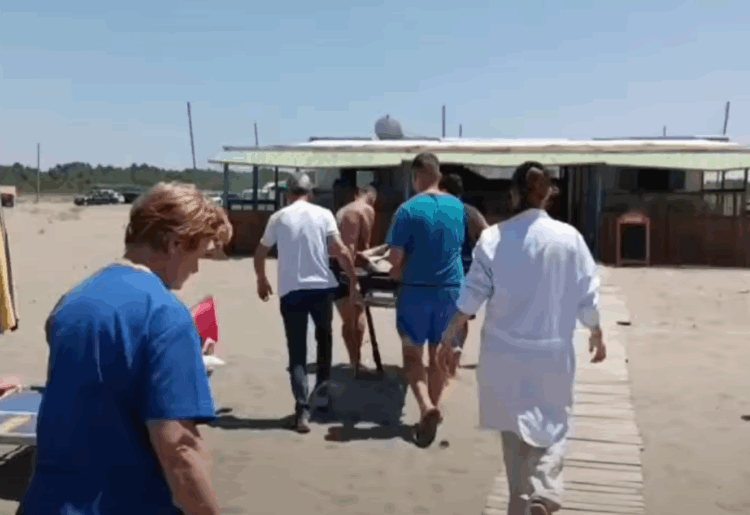 S’mori ndihmë mjekësore/ Identifikohet pushuesi që ndërroi jetë tragjikisht në plazh (EMRI)