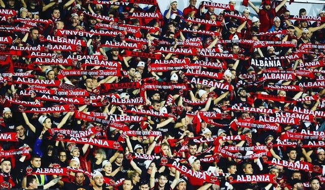 Tifozat Kuqezi s’do të jenë në stadium në ndeshjen me Serbinë: Event për të pasurit