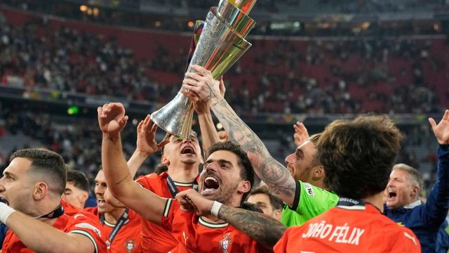 Tifozi bie nga tribuna e stadiumit gjatë ndeshjes Portugali-Spanjë dhe ndërron jetë