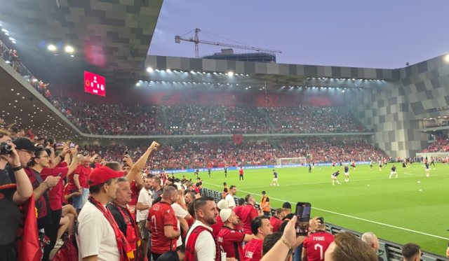 Rojet e stadiumit u marrin tifozëve kuqezi flamujtë me simbolet e UÇK