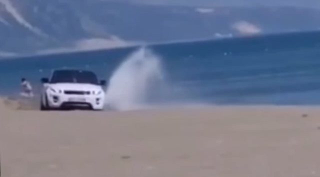Bënte drift në plazhin e Velipojës, bllokohet mjeti! Shoferi gjobitet me shumë të majme