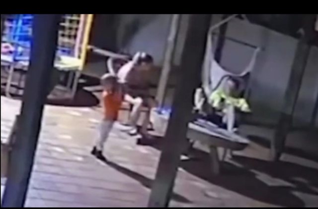 Tragjike/ Dyvjeçari vret aksidentalisht nënën duke luajtur me armën e babait