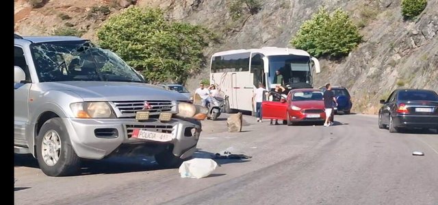 Pamjet/ Aksident në Elbasan-Librazh, guri bie nga kodra në mes të rrugës! Dëmton disa automjete