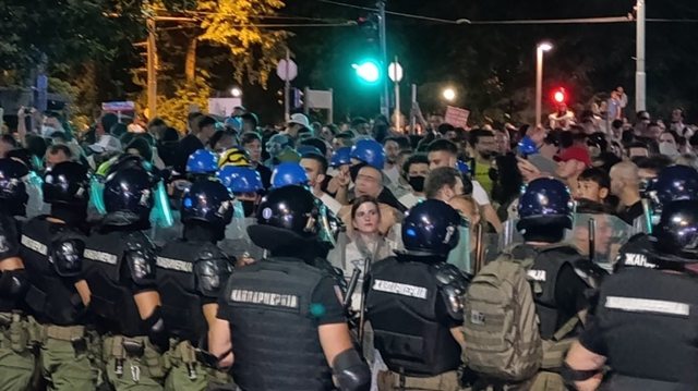Tensionet në Beograd, plagosen policë dhe protestues pas përplasjeve të dhunshme me studentët