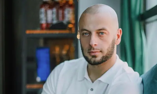 Adrian Gaxha kapet “mat” në jug, a është kjo vajza që i ka ‘rrëmbyer’ zemrën?