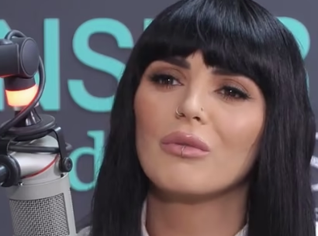 Fifi rrëfen me lot në sy: Nëna ime shiti florinjtë që unë të bëhesha këngëtare