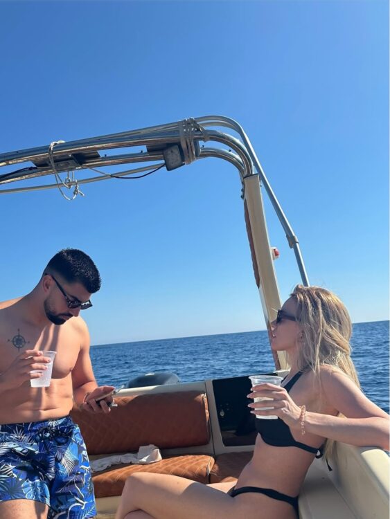 Pas ndarjes nga Romeo Veshaj, Heidi Baci shijon plazhin në shoqërinë e një mashkulli! Kush është djali që e shoqëron