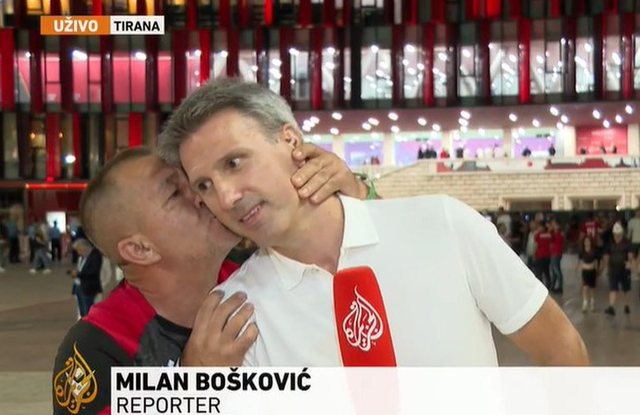 Pamjet që po bëhen virale në mediat ballkanike: Tifozi i Shqipërisë puth live gazetarin serb, ja si reagoi ai