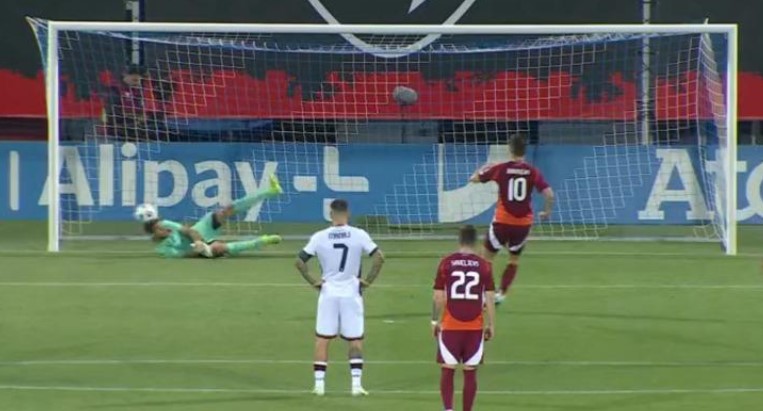 Strakosha pret penalltinë, Manaj i shënon gol Letonisë, Shqipëria në avantazh